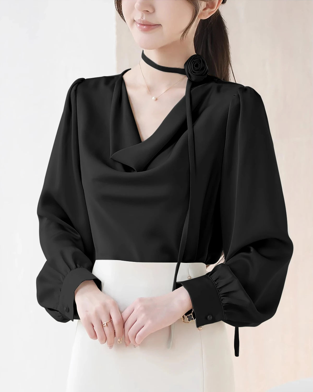 Blouse en soie élégante à col drapé