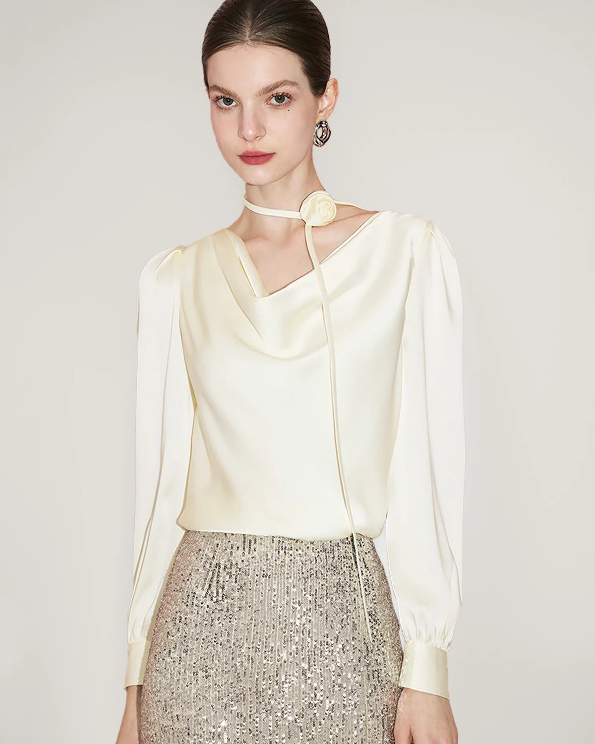 Blouse en soie élégante à col drapé