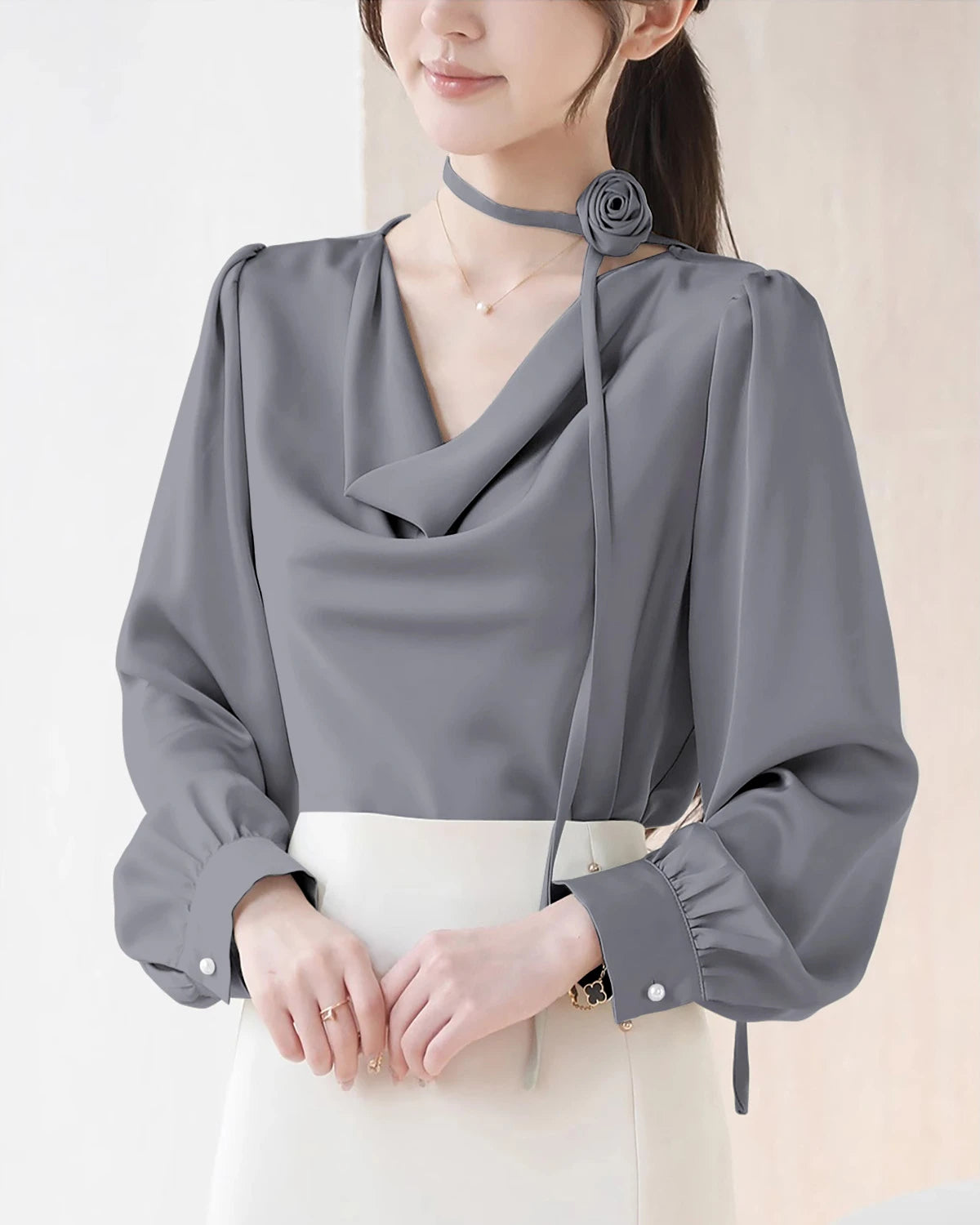 Blouse en soie élégante à col drapé