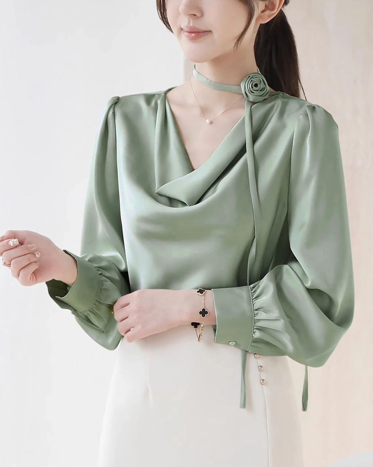 Blouse en soie élégante à col drapé