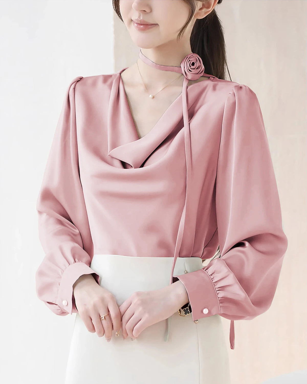Blouse en soie élégante à col drapé