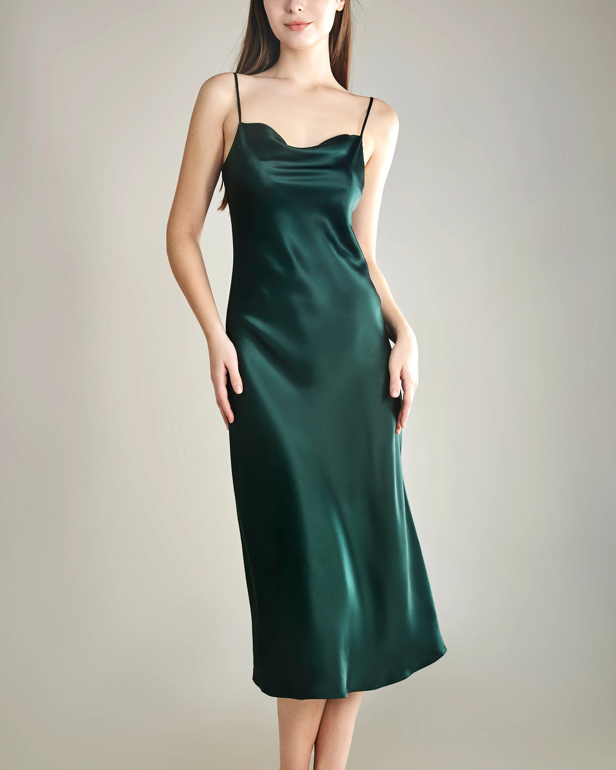 Robe en Soie Élégante avec Col Bénitier Léger