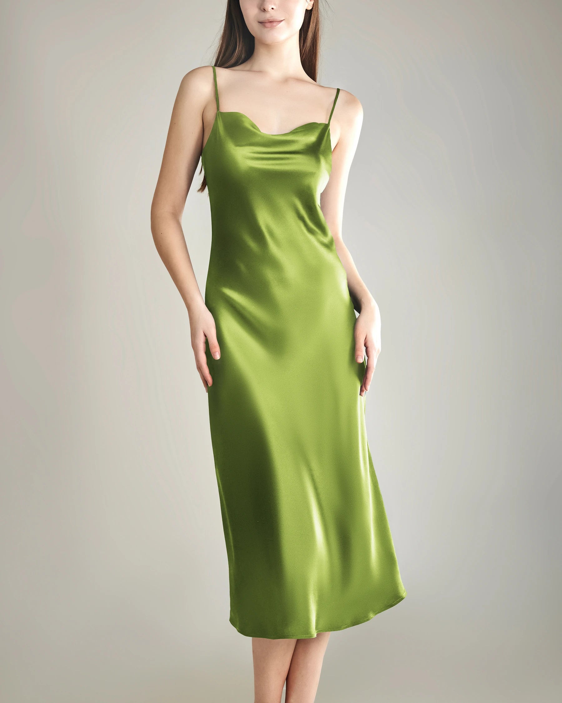 Robe en Soie Élégante avec Col Bénitier Léger