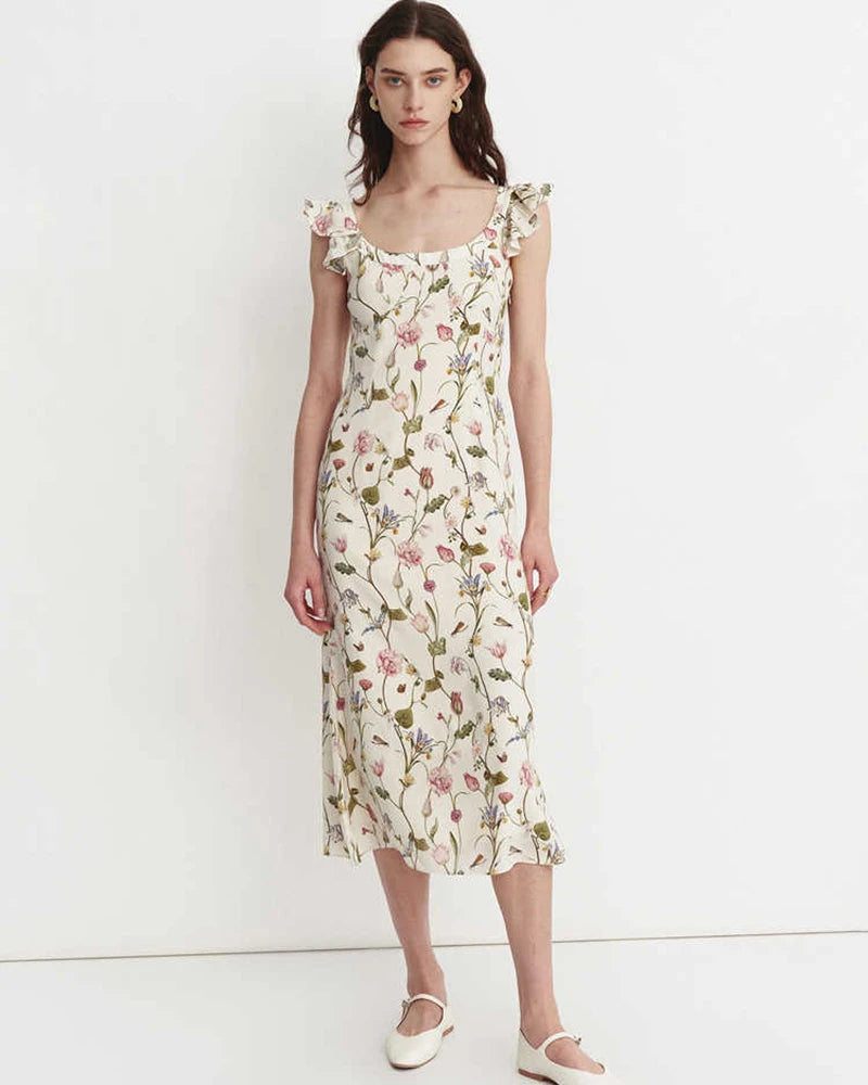 Robe en soie à fleurs et épaules à volants