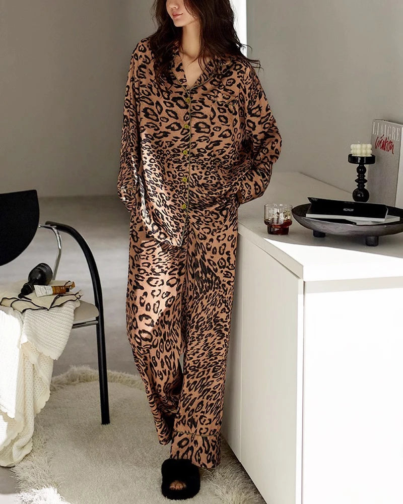 Pyjama en soie à imprimé léopard
