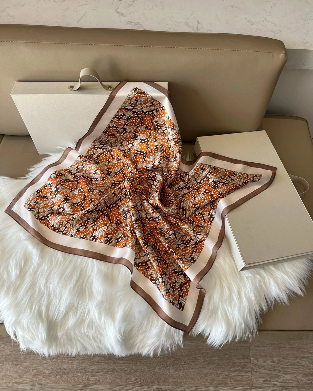 Foulard en Soie à Motif Lettre H