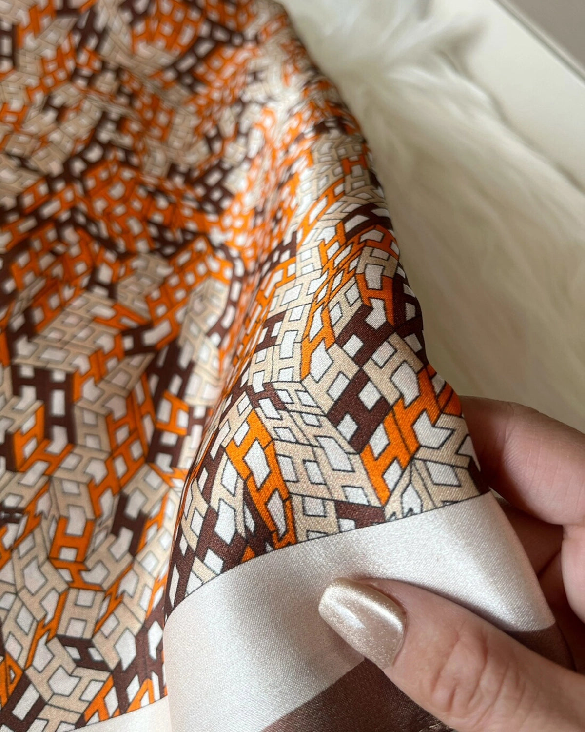 Foulard en Soie à Motif Lettre H