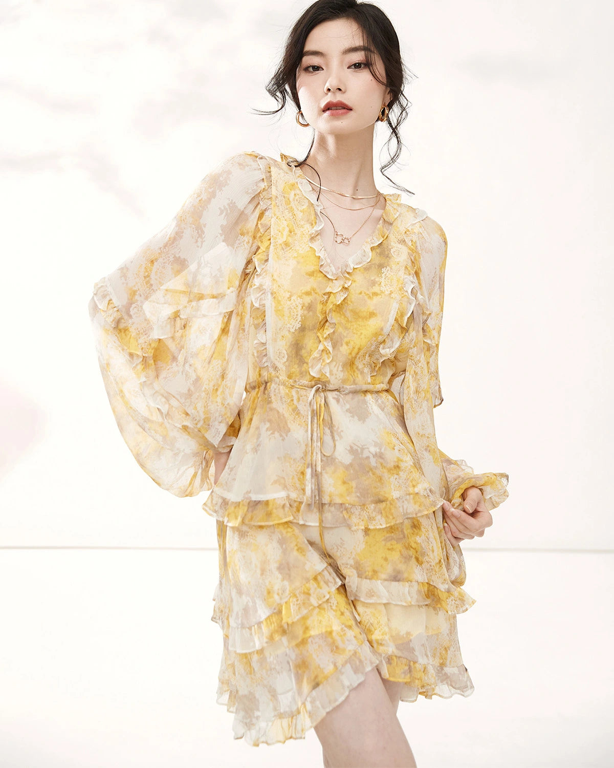 Robe Mini en Soie Jaune à Manches Longues avec Volants