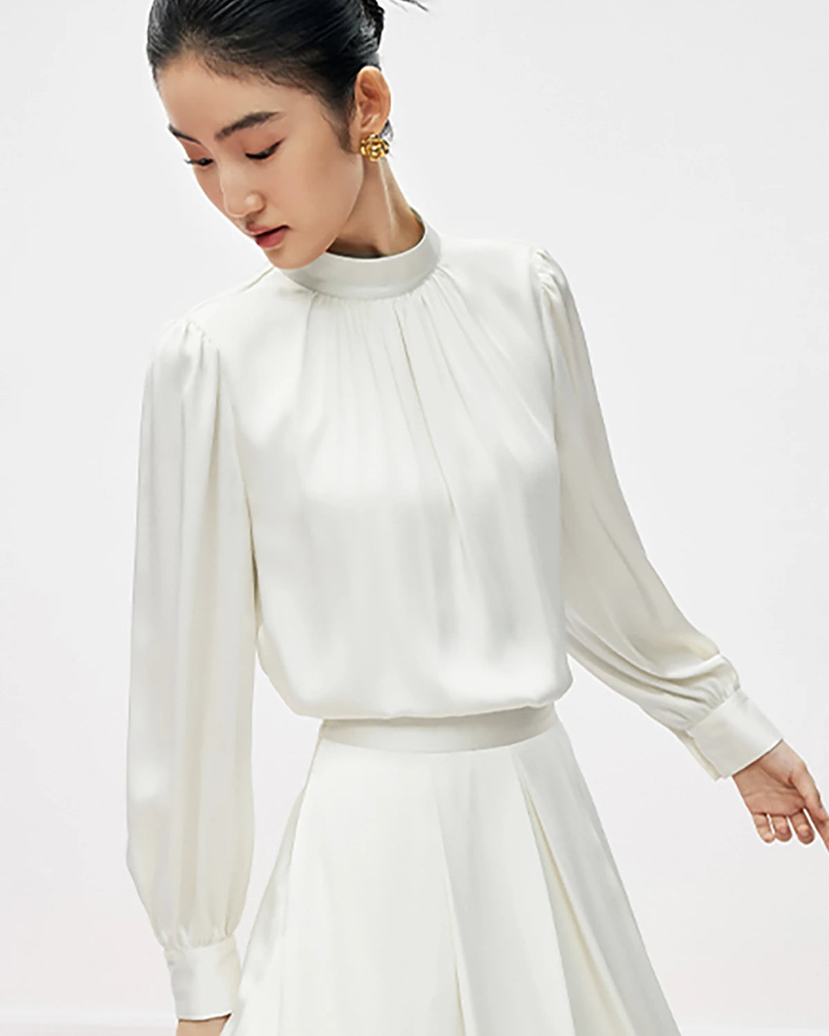 Blouse en soie plissée à col montant