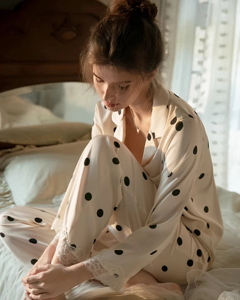 Pyjama en soie à pois avec bordure en dentelle pour femme