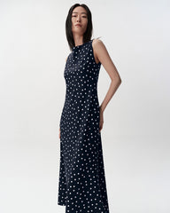 Robe midi en soie à pois coupée en biais avec dos bénitier
