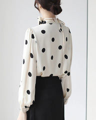 Blouse à pois en soie avec ras-du-cou rose