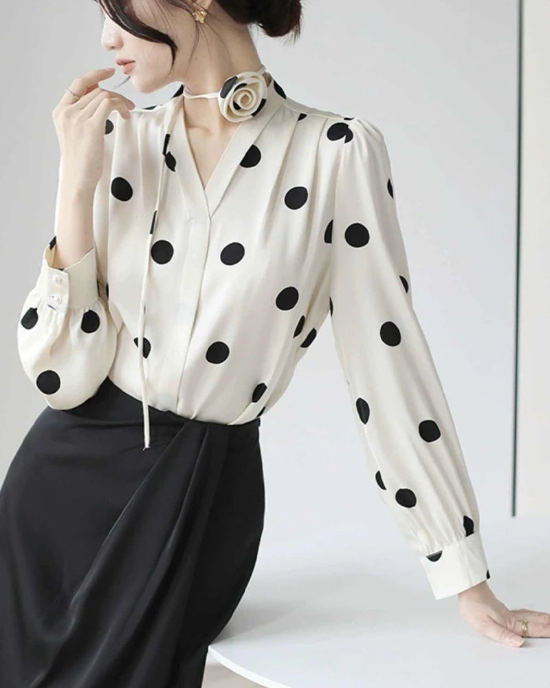Blouse à pois en soie avec ras-du-cou rose