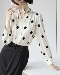 Blouse à pois en soie avec ras-du-cou rose