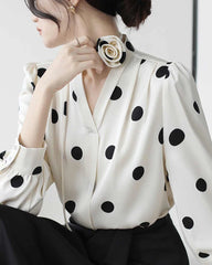 Blouse à pois en soie avec ras-du-cou rose