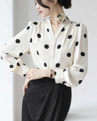 Blouse à pois en soie avec ras-du-cou rose