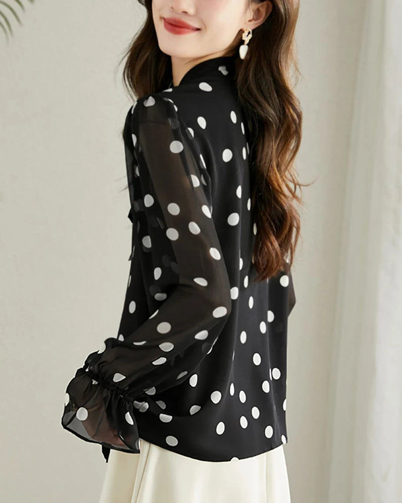Blouse en soie à pois avec volants