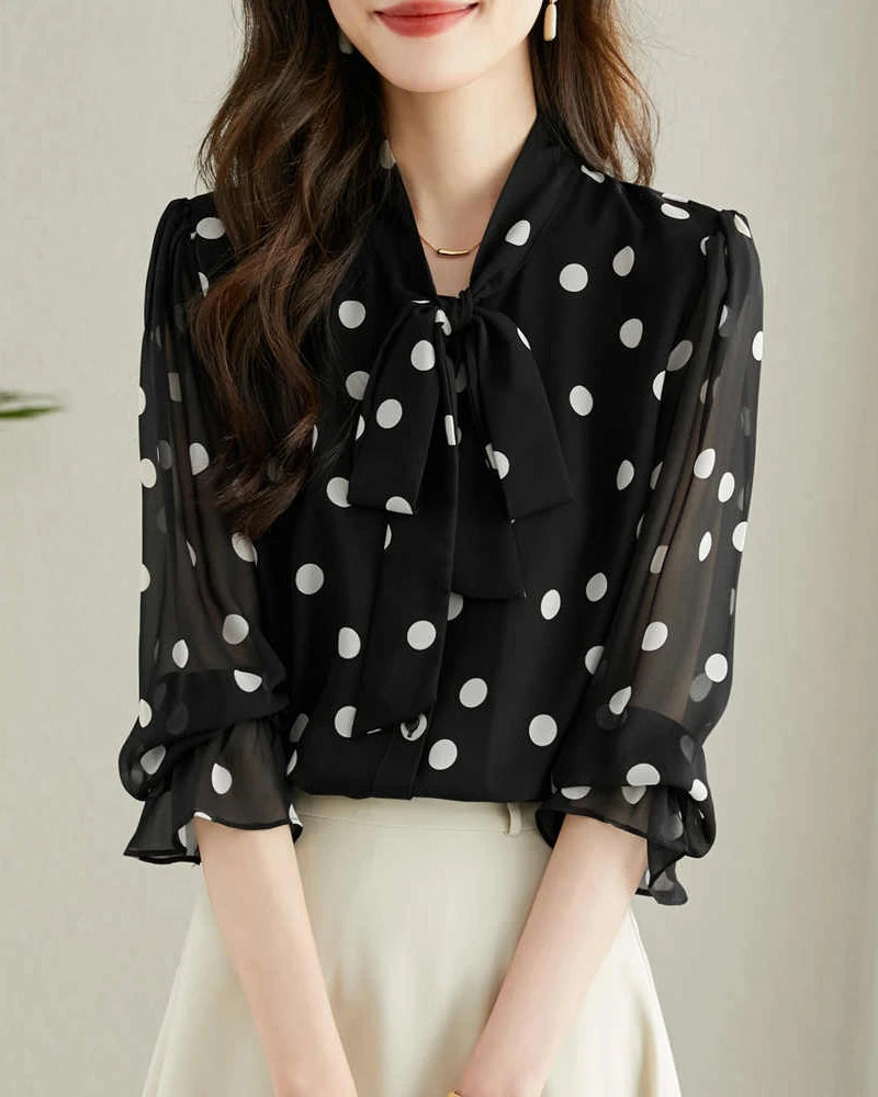 Blouse en soie à pois avec volants