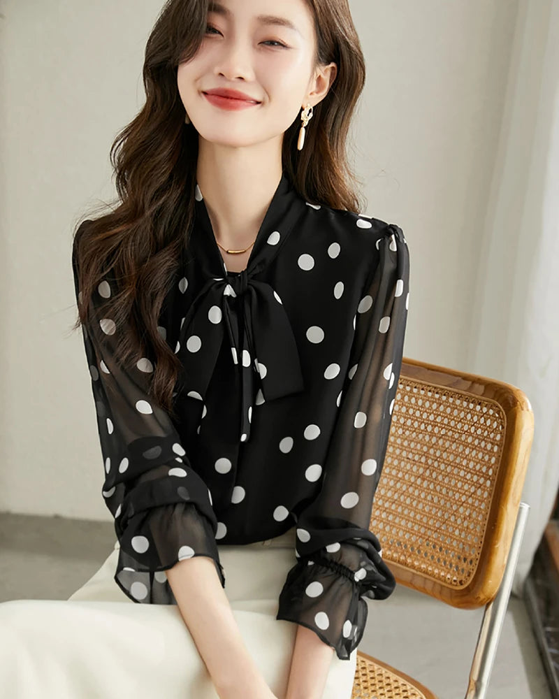 Blouse en soie à pois avec volants