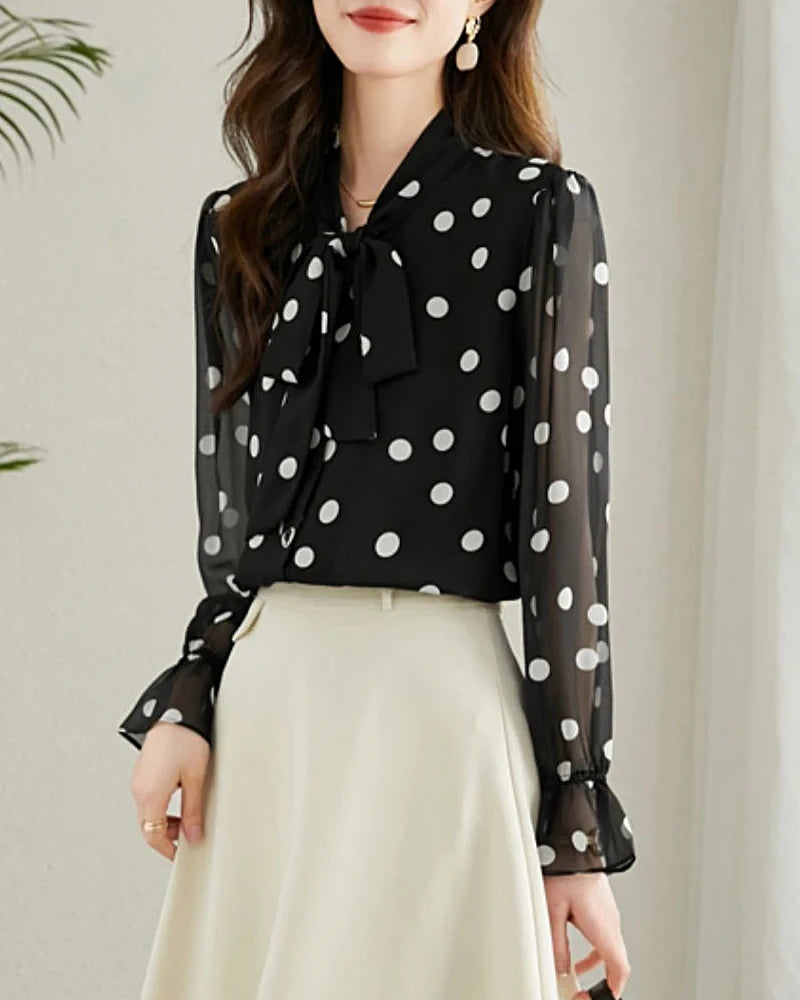 Blouse en soie à pois avec volants