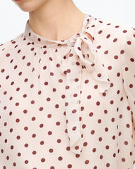 Blouse en soie à pois avec lien latéral