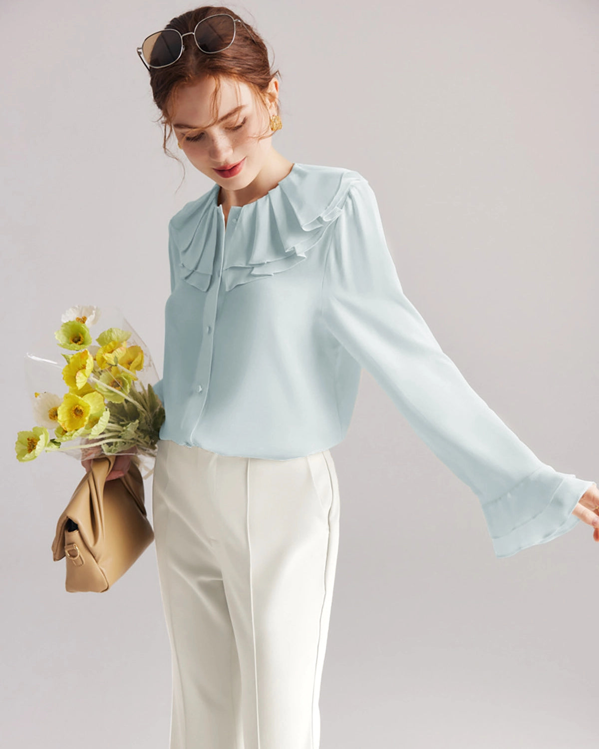Blouse en soie à col volant et manches évasées