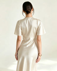 Robe longue nuisette en triacétate satinée avec manches chauve-souris