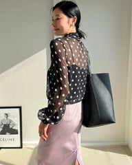 Blouse en soie transparente à pois