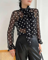 Blouse en soie transparente à pois