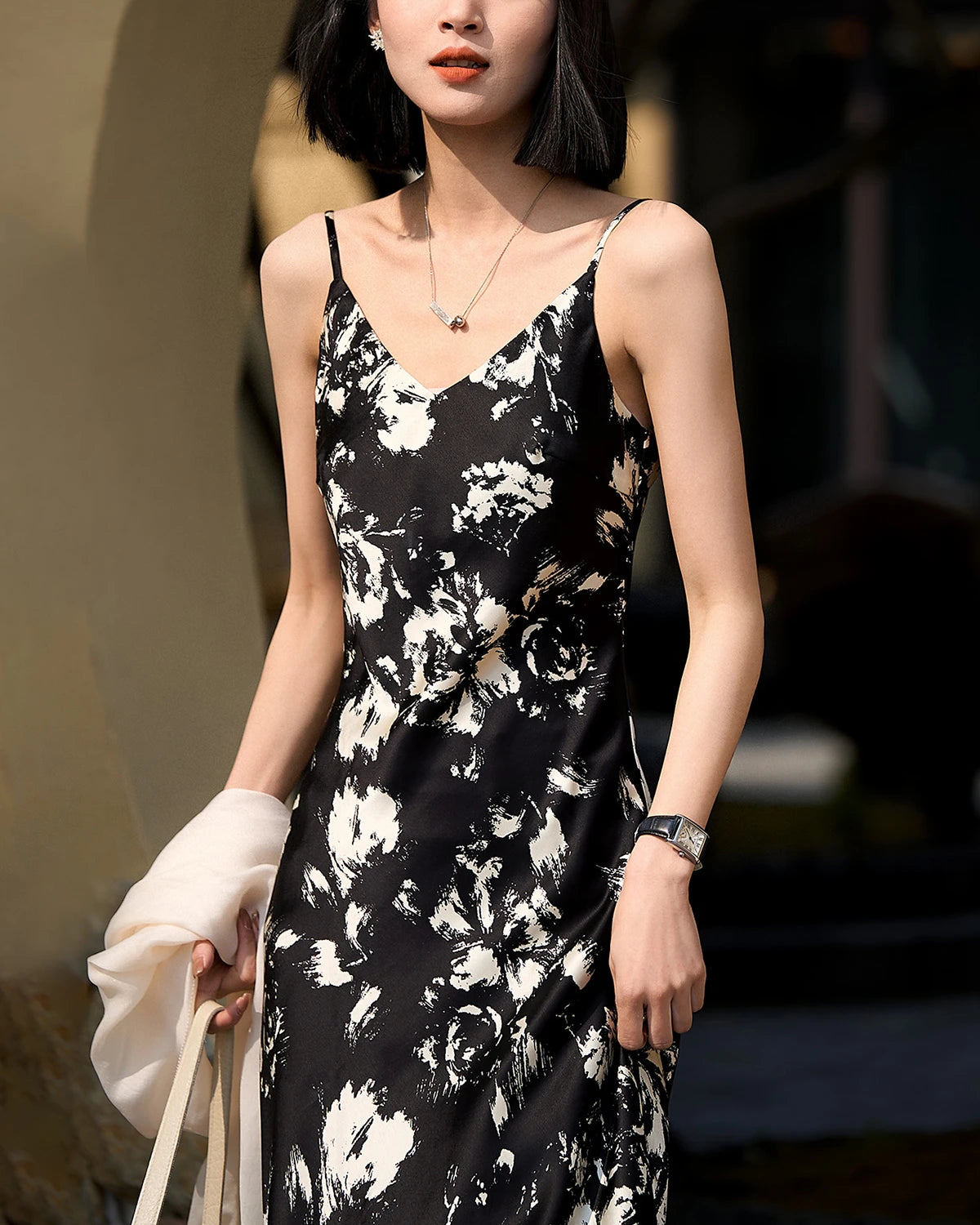 Robe fleurie en soie noire et blanche