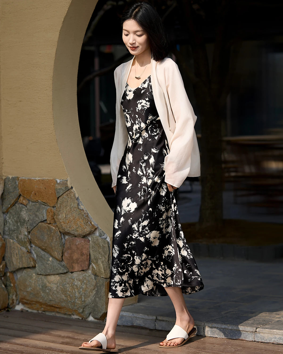 Robe fleurie en soie noire et blanche