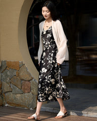 Robe fleurie en soie noire et blanche