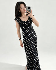 Robe maxi en soie à pois avec encolure volantée
