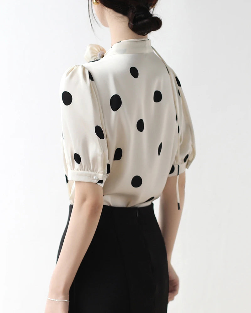 Top en soie à pois avec collier rose
