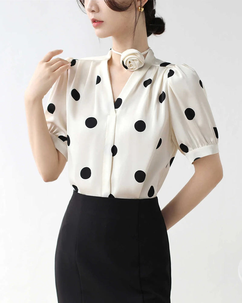 Top en soie à pois avec collier rose
