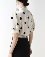 Top en soie à pois avec collier rose