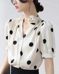 Top en soie à pois avec collier rose