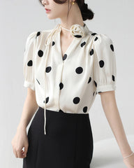 Top en soie à pois avec collier rose