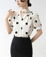 Top en soie à pois avec collier rose