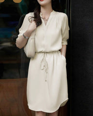 Robe-chemise en soie avec taille à cordon