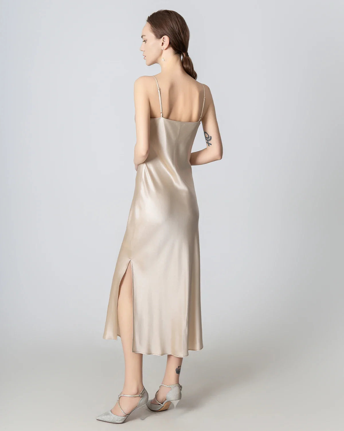 Robe Midi en Soie à Col Bénitier et Fente