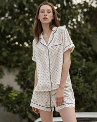 Pyjama en soie à petits pois à manches courtes