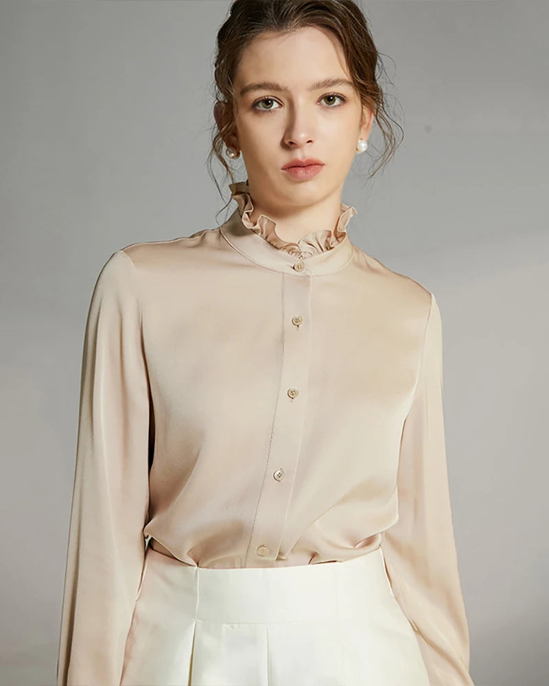 Blouse en soie avec col montant et détails volantés