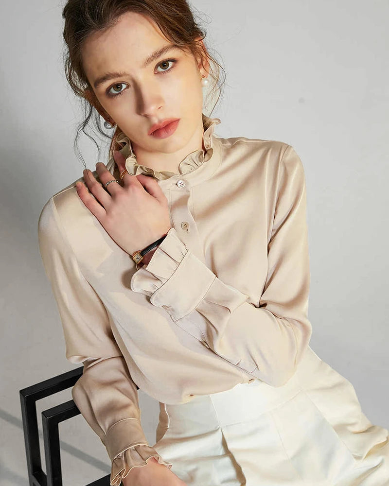 Blouse en soie avec col montant et détails volantés