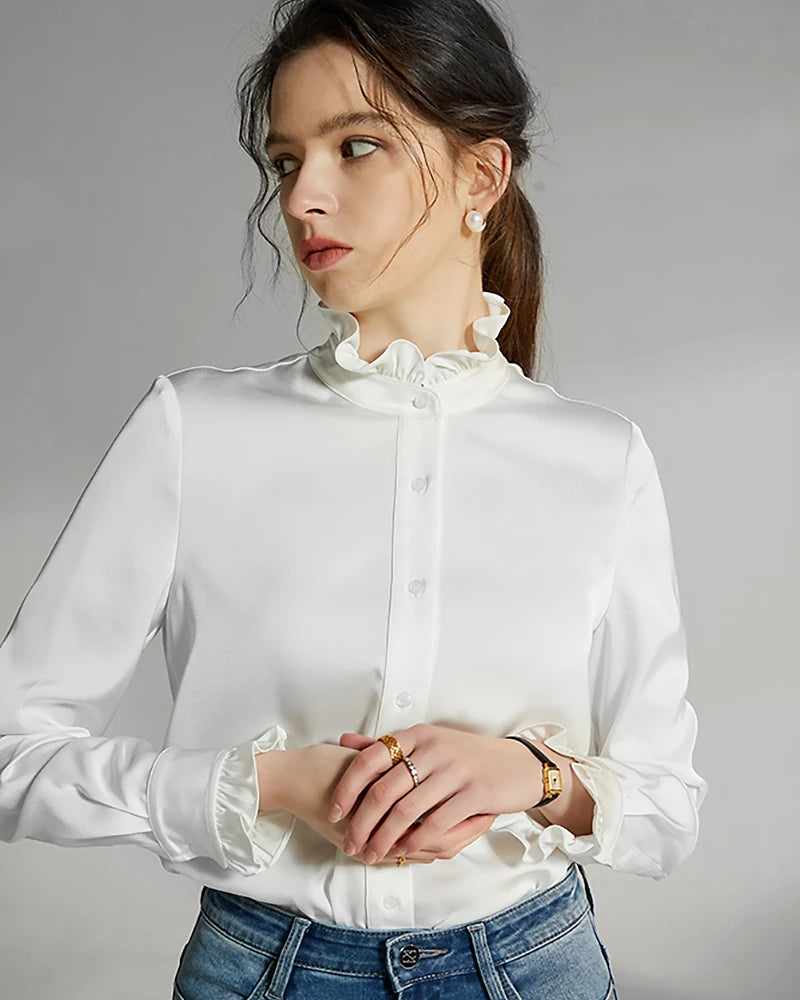 Blouse en soie avec col montant et détails volantés