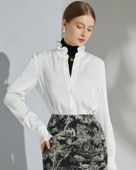 Blouse en soie avec col montant et détails volantés