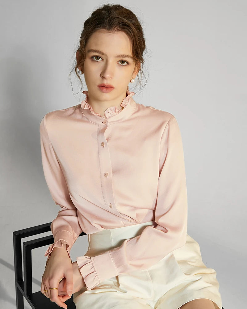 Blouse en soie avec col montant et détails volantés