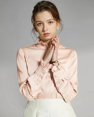 Blouse en soie avec col montant et détails volantés