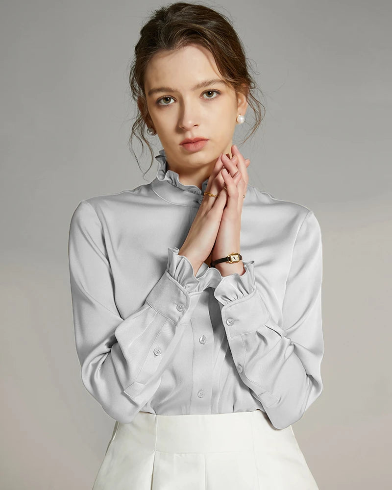 Blouse en soie avec col montant et détails volantés