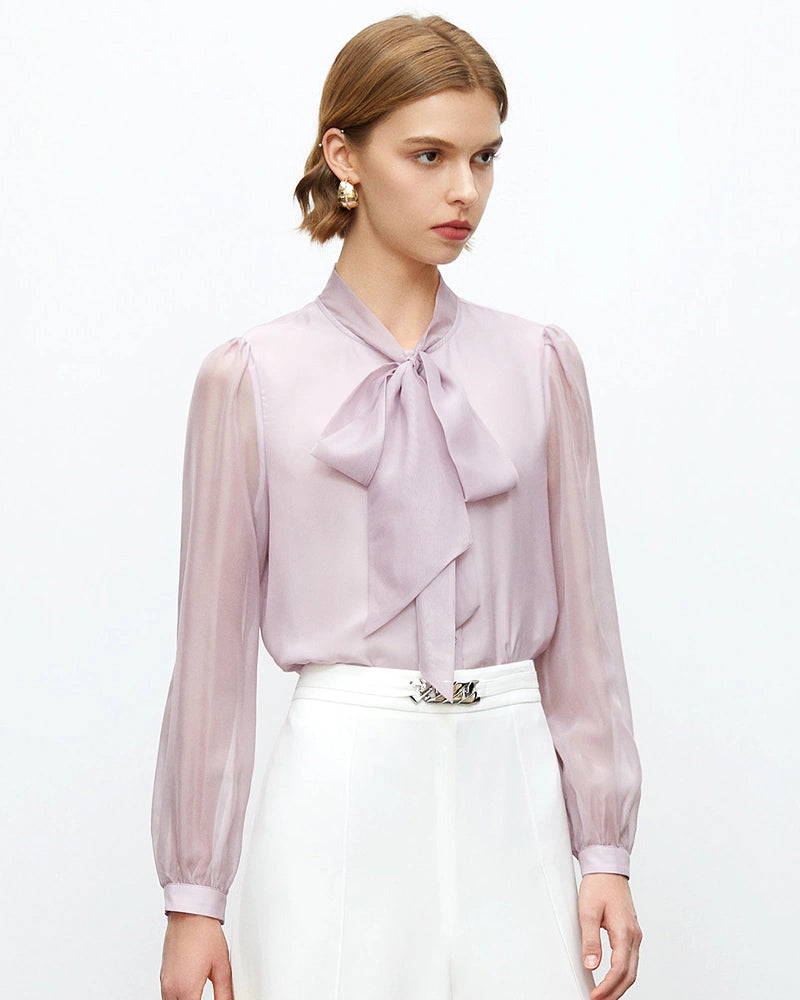 Blouse en soie à col lavallière avec manches transparentes